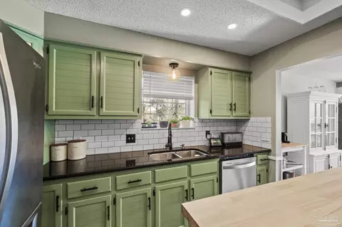 Kitchen - 5180 Rowe Trl, Pace, FL 32571 photo 6 of 7