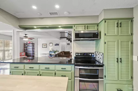 Kitchen - 5180 Rowe Trl, Pace, FL 32571 photo 4 of 7