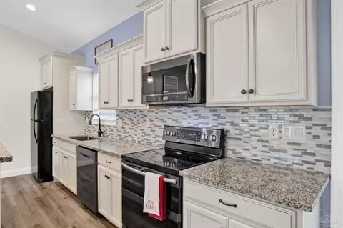 Kitchen - 5010 Culver Dr, Milton, FL 32583 photo 5 of 5