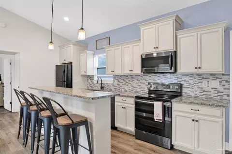 Kitchen - 5010 Culver Dr, Milton, FL 32583 photo 3 of 5