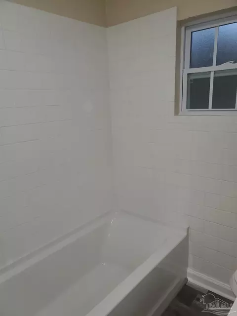 Bath - 4263 Garcon Point Rd, Milton, FL 32583 photo 4 of 4