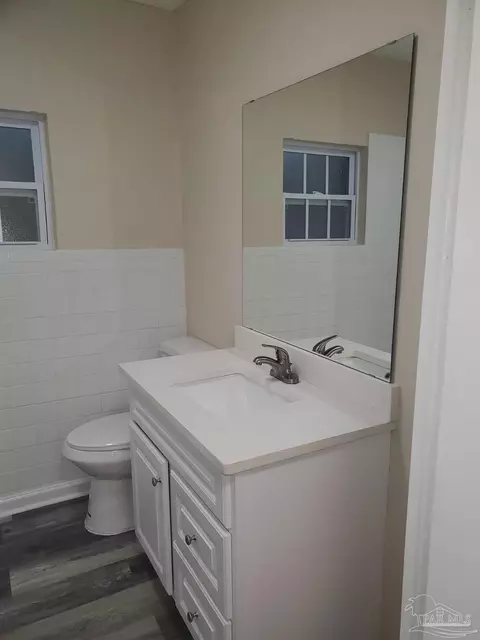 Bath - 4263 Garcon Point Rd, Milton, FL 32583 photo 2 of 4