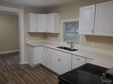 Kitchen - 4263 Garcon Point Rd, Milton, FL 32583 photo 4 of 4