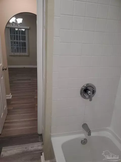 Bath - 4263 Garcon Point Rd, Milton, FL 32583 photo 3 of 4