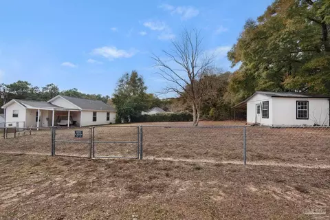 Exterior - 2512 Sunset Dr, Crestview, FL 32536 photo 2 of 11