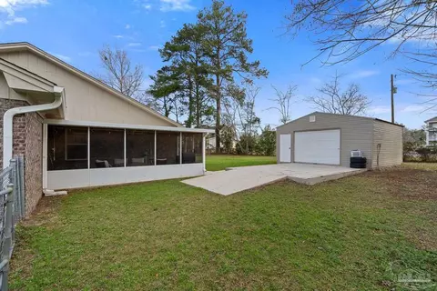 Exterior - 133 Twin Oak Dr, Crestview, FL 32536 photo 2 of 8
