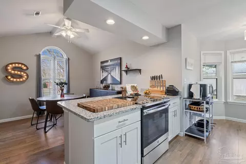 Kitchen - 133 Twin Oak Dr, Crestview, FL 32536 photo 4 of 7