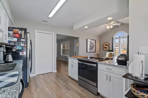 Kitchen - 133 Twin Oak Dr, Crestview, FL 32536 photo 7 of 7