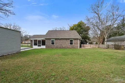 Exterior - 133 Twin Oak Dr, Crestview, FL 32536 photo 3 of 8