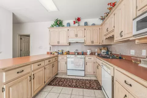 Kitchen - 5463 Rowe Trl, Pace, FL 32571 photo 3 of 4
