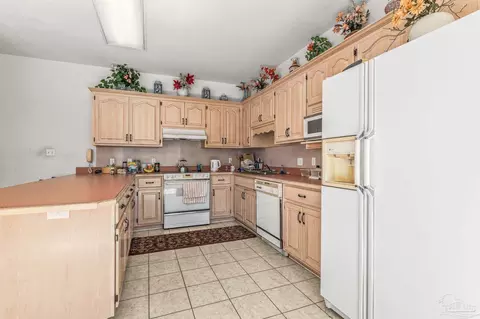 Kitchen - 5463 Rowe Trl, Pace, FL 32571 photo 2 of 4