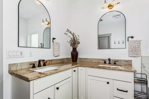 Bath - 6442 Cedarview Rd, Milton, FL 32570 photo 2 of 5