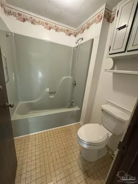 Bath - 3400 N Simmons Rd, Jay, FL 32565 photo 2 of 4