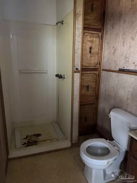 Bath - 3400 N Simmons Rd, Jay, FL 32565 photo 1 of 4