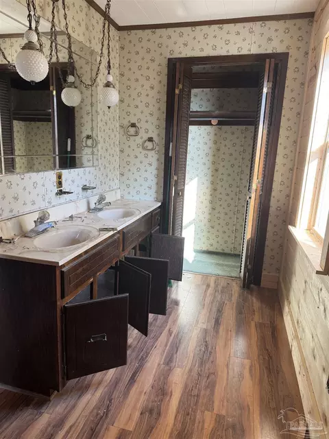Bath - 3400 N Simmons Rd, Jay, FL 32565 photo 3 of 4