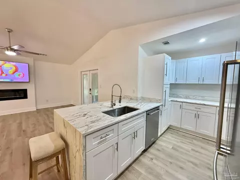 5802 Princeton Dr, Pensacola, FL 32526