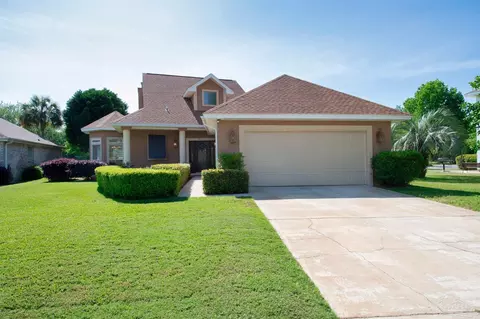 911 Shalimar Point Dr, Shalimar, FL 32579