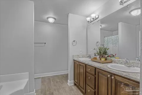 Bath - 2642 Grandaddy Ln, Jay, FL 32565 photo 3 of 5