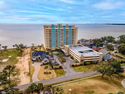 825 Bayshore Dr #304, Pensacola, FL 32507