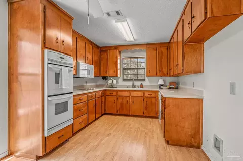 Kitchen - 2562 Renfroe Rd, Pace, FL 32571 photo 2 of 4