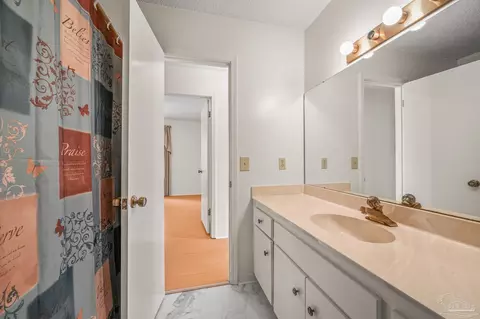 Bath - 2562 Renfroe Rd, Pace, FL 32571 photo 4 of 5