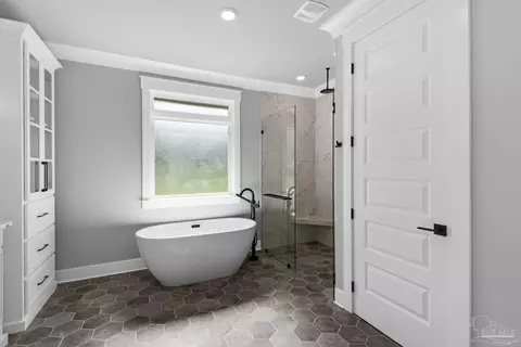 Bath - 5221 Hamilton Ln, Pace, FL 32571 photo 5 of 6