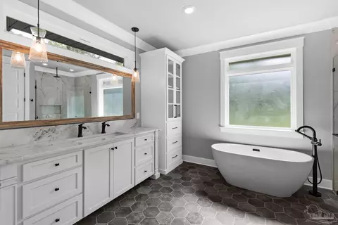 Bath - 5221 Hamilton Ln, Pace, FL 32571 photo 4 of 6