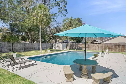5 Hampton Ct, Mary Esther, FL 32569