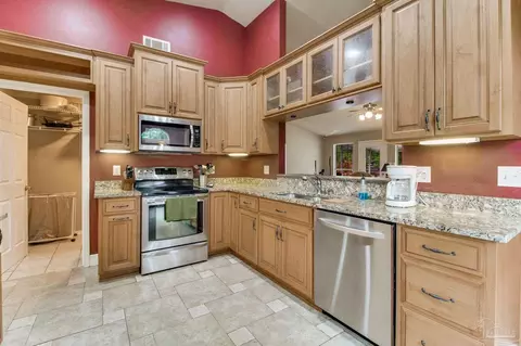 Kitchen - 4927 Pattock Pl, Pace, FL 32571 photo 4 of 6