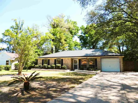 8198 Malibu Dr, Pensacola, FL 32514