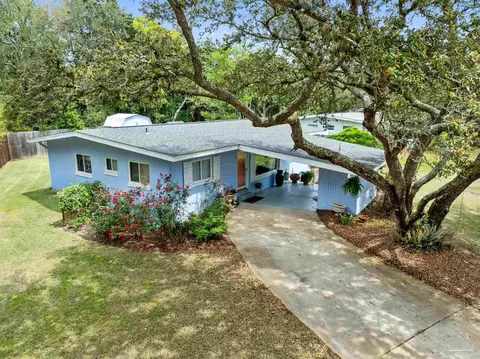 304 Norwich Dr, Gulf Breeze, FL 32561