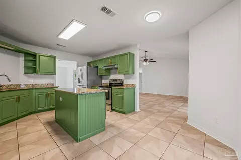 Kitchen - 4263 Crosswinds Dr, Milton, FL 32583 photo 4 of 4