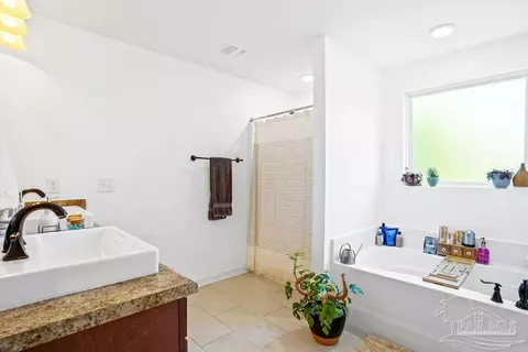 Bath - 438 Eisenhower Dr, Crestview, FL 32539 photo 2 of 4