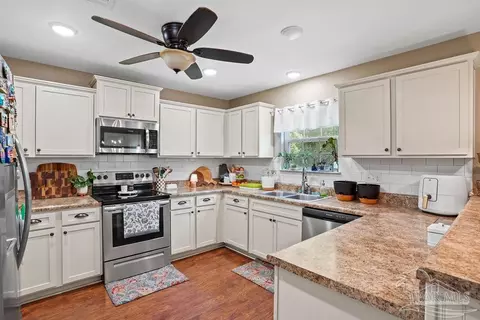 Kitchen - 438 Eisenhower Dr, Crestview, FL 32539 photo 2 of 3