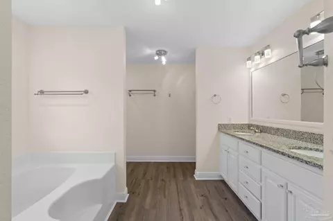 Bath - 5352 Mountain Laurel Ln, Milton, FL 32570 photo 1 of 2