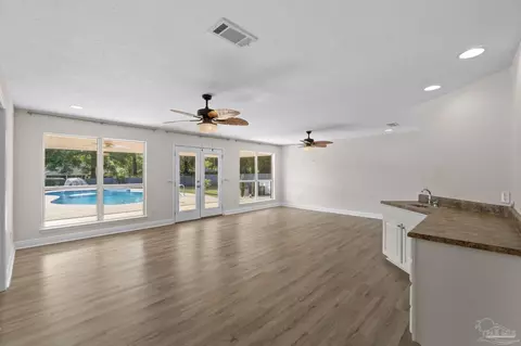 Living - 5352 Mountain Laurel Ln, Milton, FL 32570 photo 3 of 4