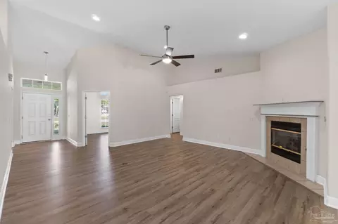 Living - 5352 Mountain Laurel Ln, Milton, FL 32570 photo 2 of 4