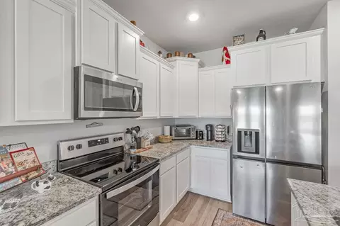 Kitchen - 7604 Dewey Jernigan Rd, Pace, FL 32571 photo 4 of 6