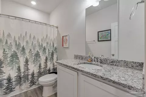 Bath - 7604 Dewey Jernigan Rd, Pace, FL 32571 photo 2 of 3