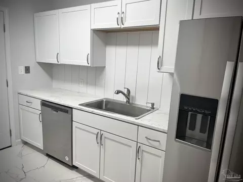 Kitchen - 5399 Locklin Ave, Milton, FL 32570 photo 2 of 3