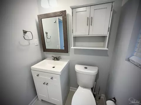 Bath - 5399 Locklin Ave, Milton, FL 32570 photo 2 of 2