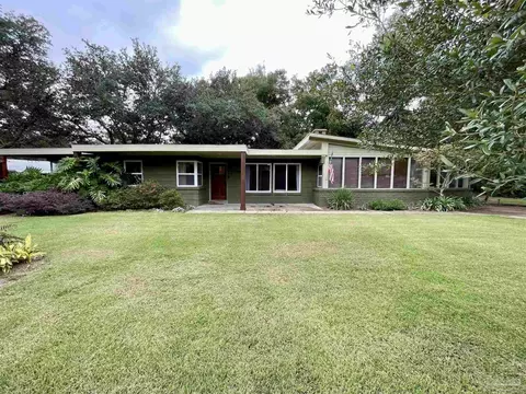29 Highpoint Dr, Gulf Breeze, FL 32561