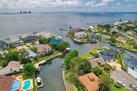 1090 Park Ln, Gulf Breeze, FL 32563