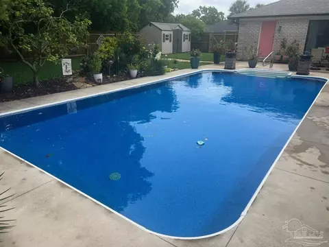 1 Arapaho Dr, Pensacola, FL 32507
