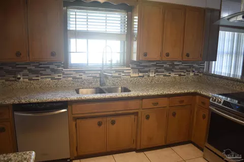 Kitchen - 4301 Jernigan Rd, Pace, FL 32571 photo 4 of 5