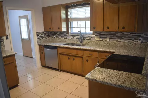 Kitchen - 4301 Jernigan Rd, Pace, FL 32571 photo 3 of 5
