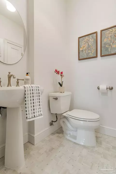 Bath - 5475 Moonlight Dr, Milton, FL 32570 photo 6 of 7