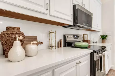 Kitchen - 5475 Moonlight Dr, Milton, FL 32570 photo 5 of 6