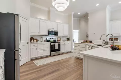 Kitchen - 5475 Moonlight Dr, Milton, FL 32570 photo 4 of 6