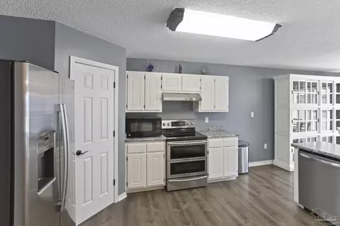 Kitchen - 4726 Whitewater Ln, Crestview, FL 32539 photo 4 of 4